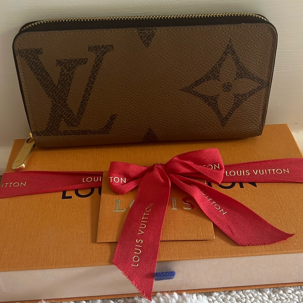 EUC - Authentic Louis Vuitton Reverse Monogram Zippy Wallet